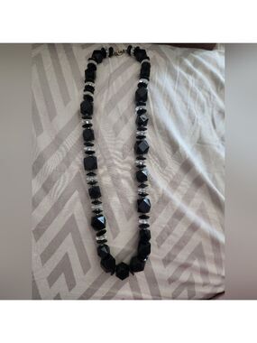 MULTIFACETED BLACK CLEAR VINTAGE NECKLACE FAUX CRYSTAL PRETTY 1970'S LUCITE